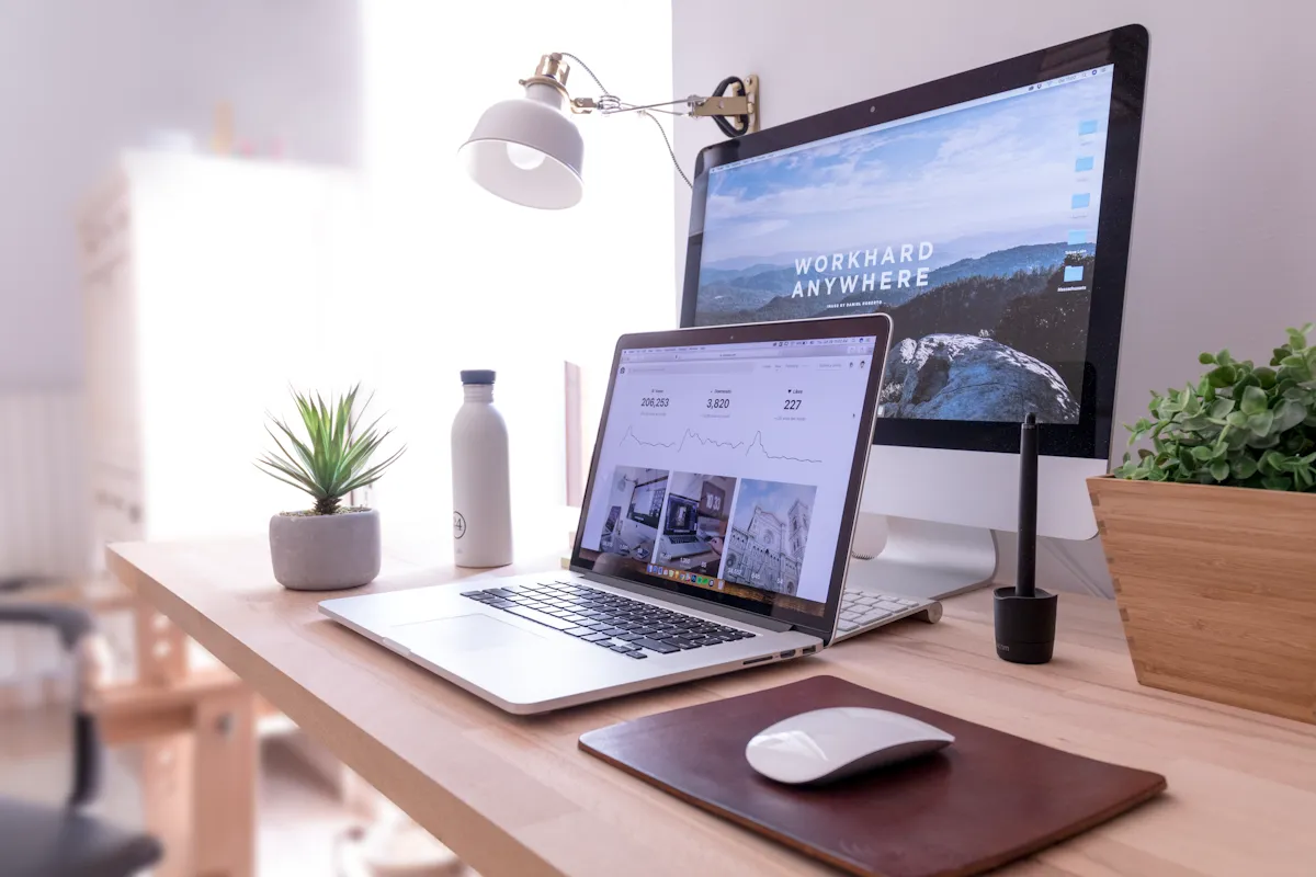 Plan de travail avec ordinateurs, où l'on crée des sites internet
