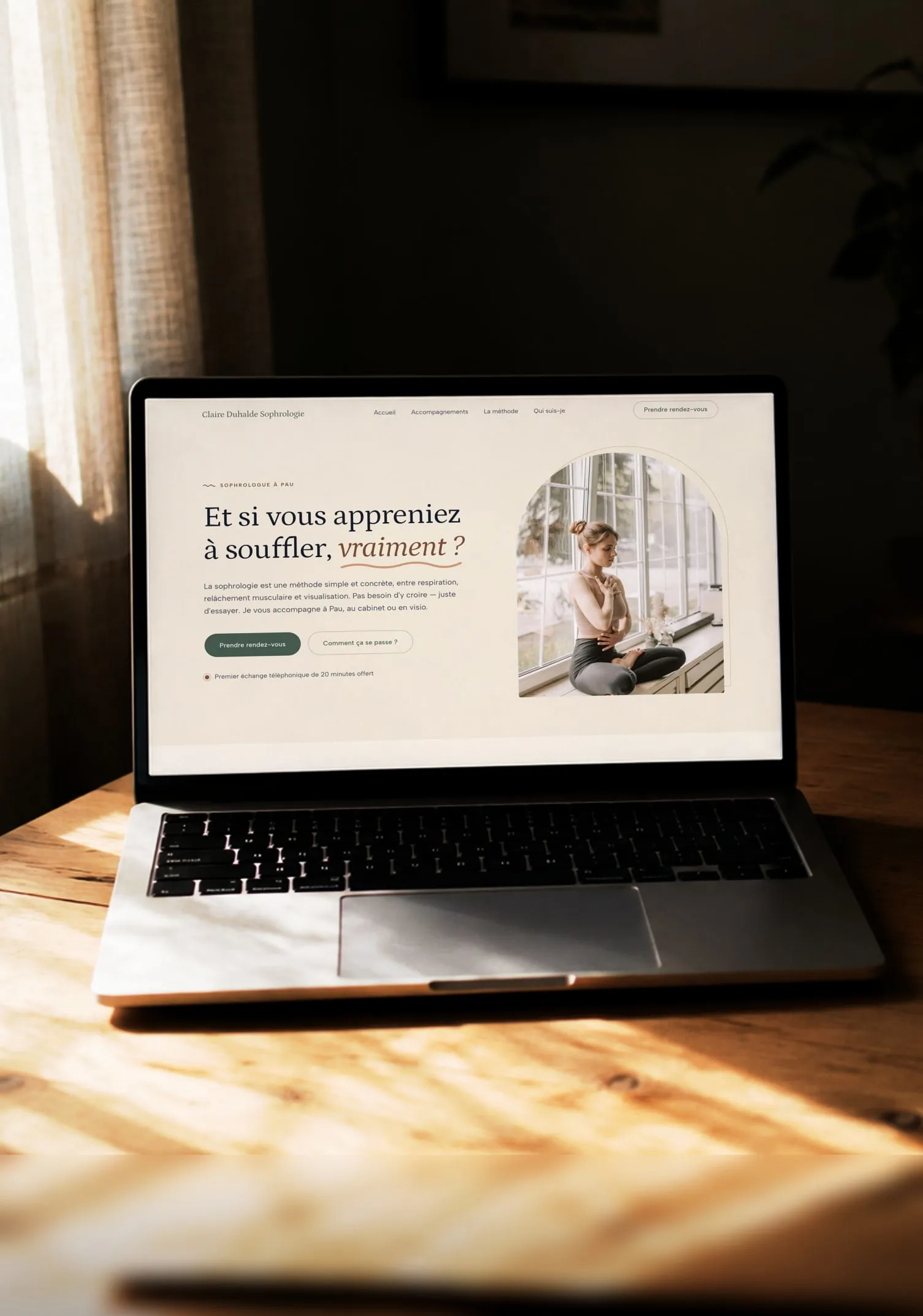 Ambiance studio : le site d'une sophrologue de Lons, affiché sur un ordinateur portable dans une pièce baignée de lumière