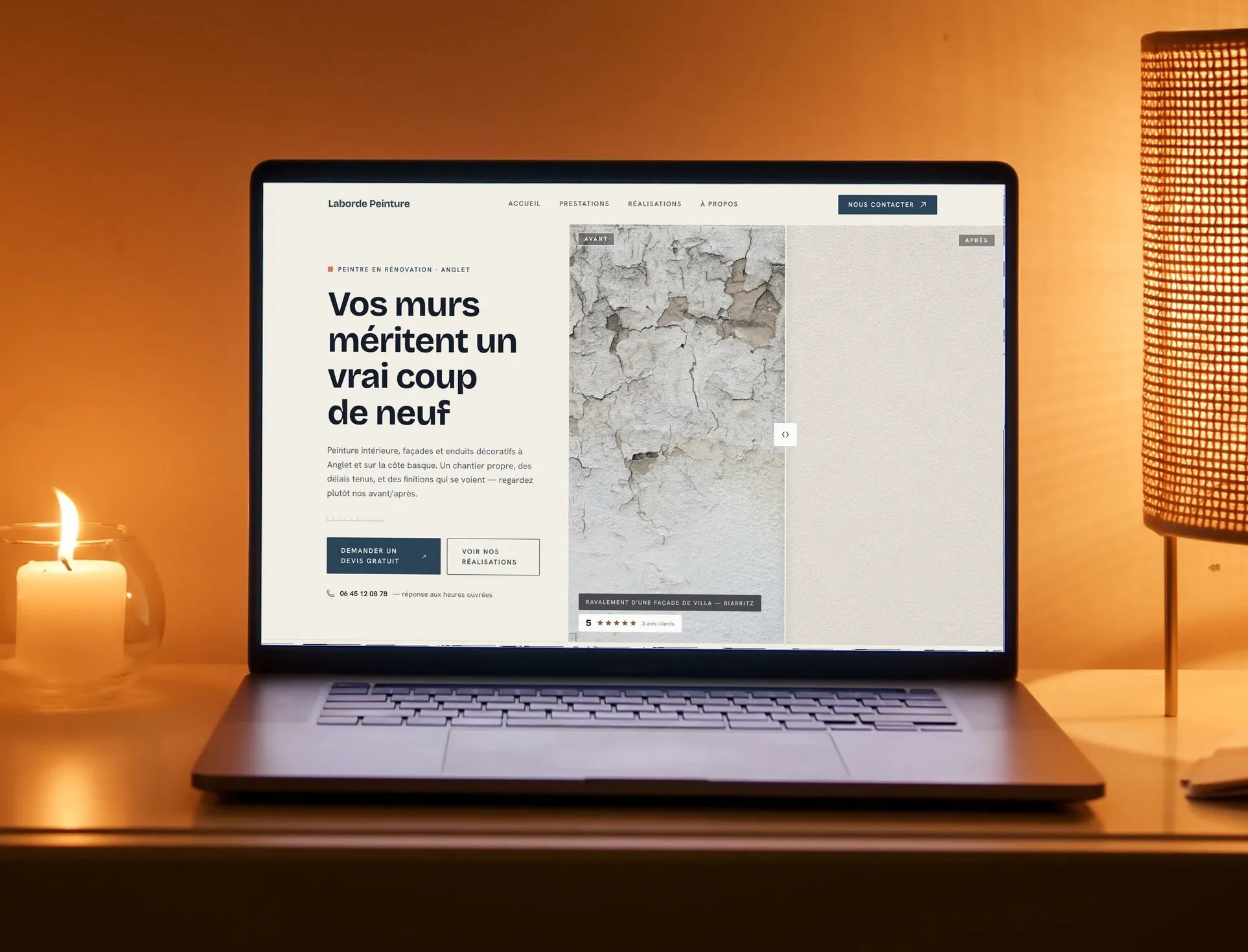L’accueil d’un site que nous avons fait, ouvert sur un ordinateur dans la lumière d’une fin de journée.