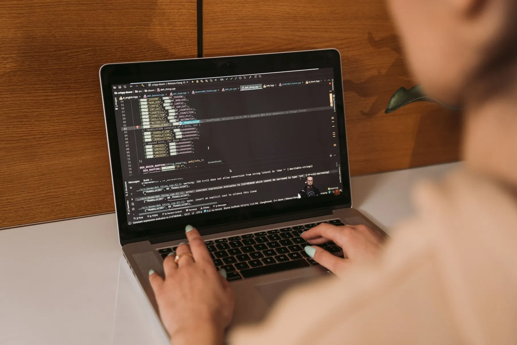 Le code d’un site en cours d’écriture sur un ordinateur portable