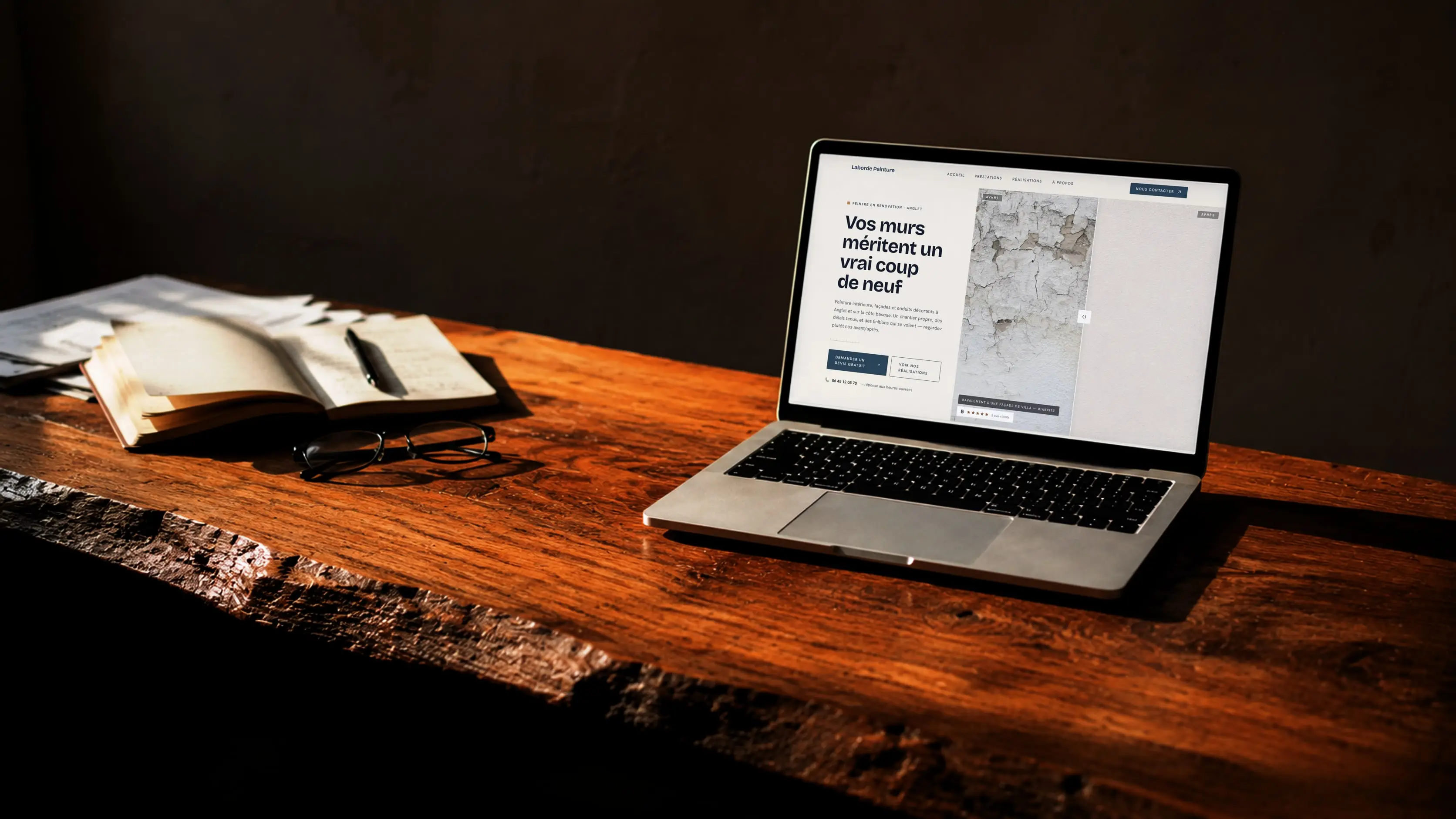 Un site réalisé par Vitrine de Pro, ouvert sur un ordinateur portable posé sur une table en bois
