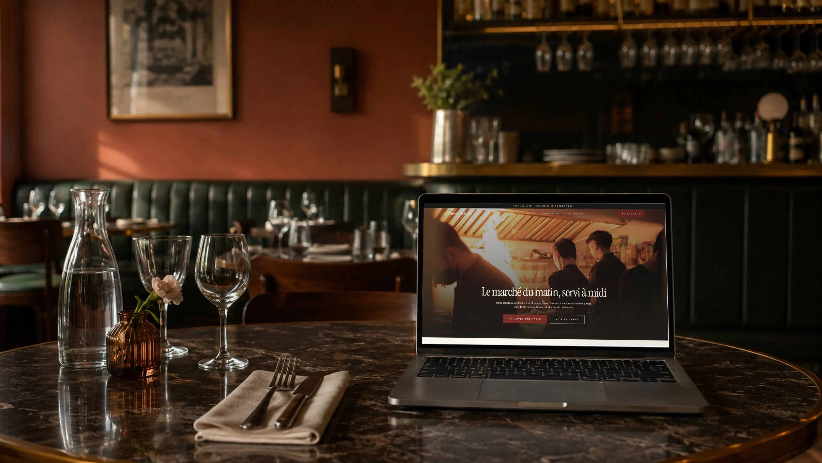 Le site d’un bistrot affiché sur un ordinateur portable, sur une table de marbre